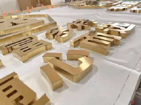 富民拉丝不锈钢字的特点。